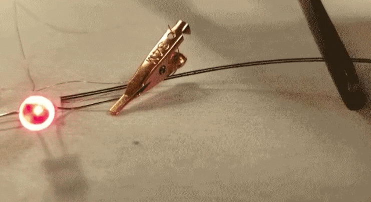 麻省理工研發(fā)140米柔性鋰離子纖維電池，可用于織物自供電及3D打印電池